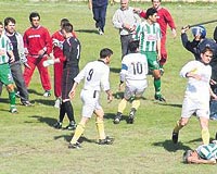 BURASI BTLS .... 3.Lig 1.Grupta Bitlis zgzeldere, evinde Idr ile 1-1 berabere kald ve kme dt. Idr ise ligde kald. Saha ii ve dnda olaylar kt. Polis duruma mdahale etti. 